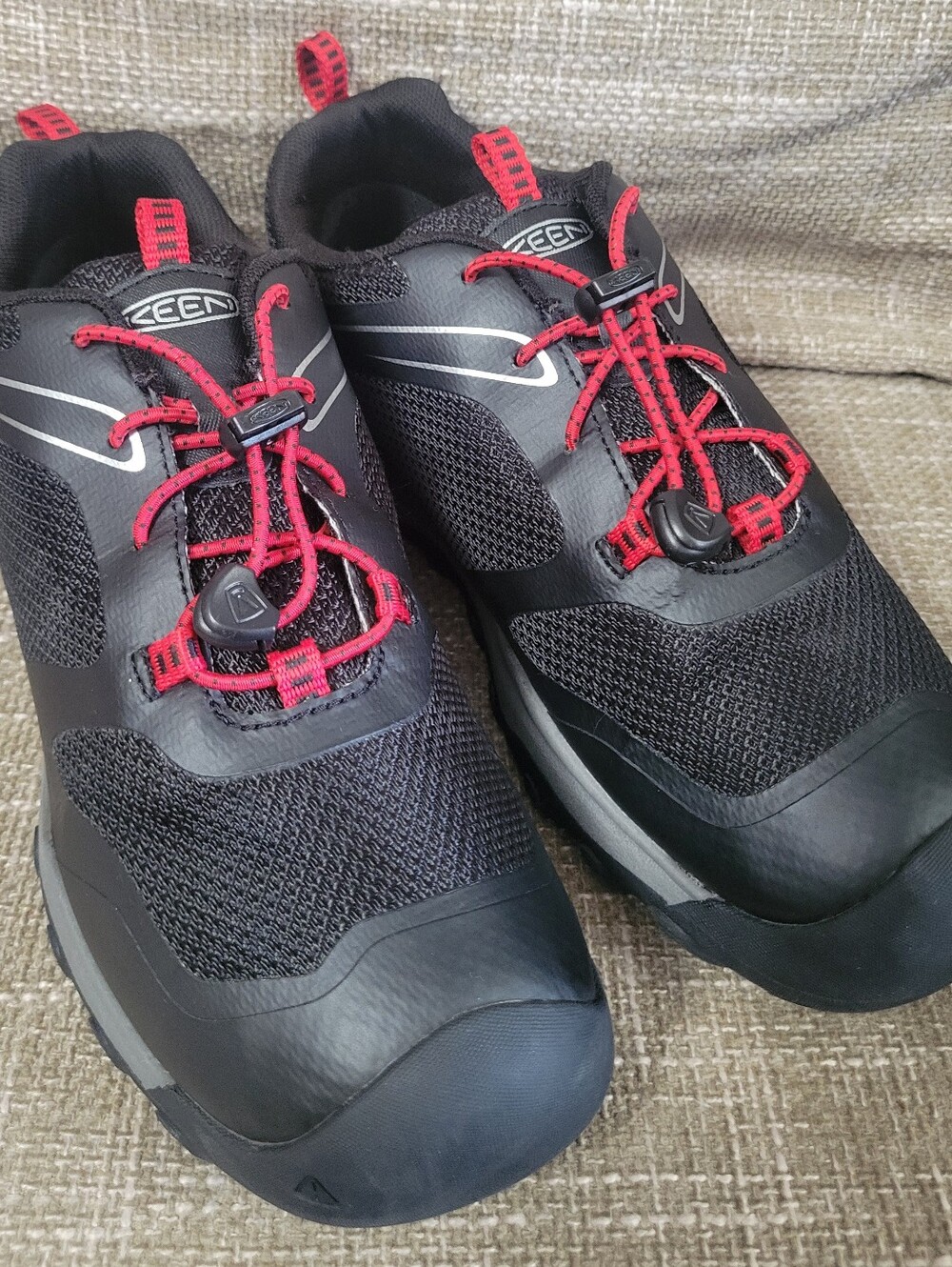 KEEN Kids Wanduro Low Waterproof Hiking Shoes Black Red Size 4Y